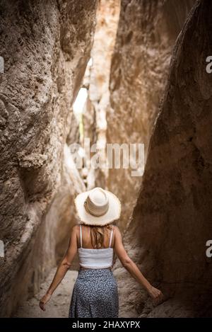 Vista laterale raccolto messo a fuoco maschio in abbigliamento casual riempimento sondaggio forma mentre si sta in piedi vicino al banco di ricevimento della clinica Foto Stock