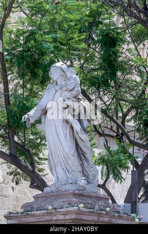 Statua di Maria con il Bambino accanto alla chiesa parrocchiale di Naxar, Malta. Foto Stock