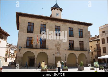 MORA DE RUBIELOS, SPAGNA - Lug 17, 2021: La Mora de Rubielos nella piazza del municipio di Teruel a Aragon Stonewall villaggio. Maestrazgo, Spagna Foto Stock
