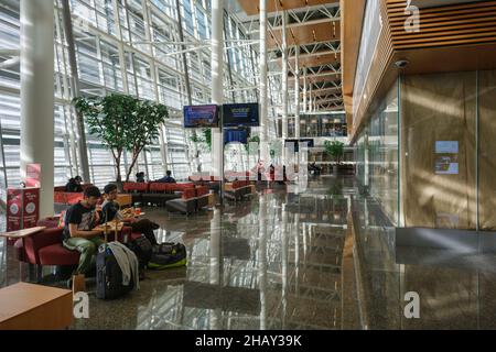 Calgary, Canada - 2 ottobre 2021: Passeggeri in attesa dei voli all'interno dell'aeroporto internazionale di Calgary Foto Stock