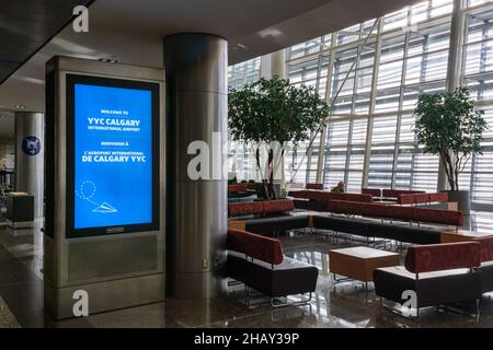 Calgary, Canada - 2 ottobre 2021: Passeggeri in attesa dei voli all'interno dell'aeroporto internazionale di Calgary Foto Stock