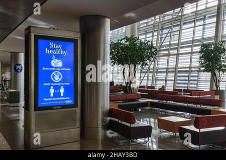 Calgary, Canada - 2 ottobre 2021: Norme di sicurezza Covid-19 all'aeroporto internazionale di Calgary Foto Stock