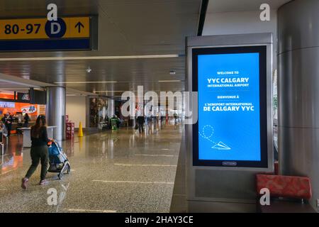 Calgary, Canada - 2 ottobre 2021: Passeggeri in attesa dei voli all'interno dell'aeroporto internazionale di Calgary Foto Stock