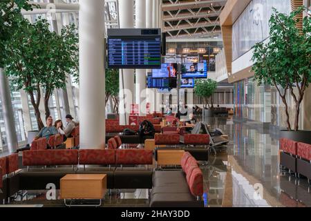 Calgary, Canada - 2 ottobre 2021: Passeggeri in attesa dei voli all'interno dell'aeroporto internazionale di Calgary Foto Stock