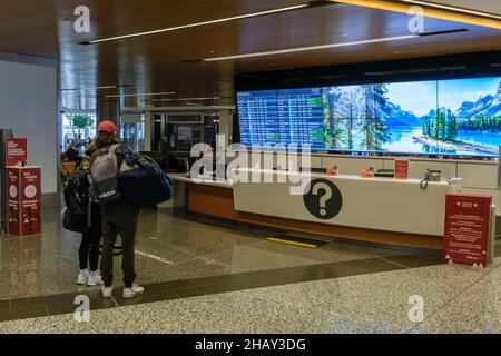 Calgary, Canada - 2 ottobre 2021: Passeggeri in attesa dei voli all'interno dell'aeroporto internazionale di Calgary Foto Stock