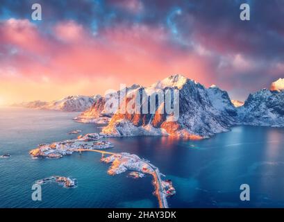 Bellissimo paesaggio con mare blu, montagne innevate, villaggio Foto Stock