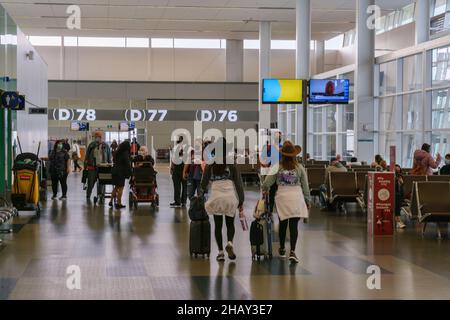 Calgary, Canada - 2 ottobre 2021: Passeggeri in attesa dei voli all'interno dell'aeroporto internazionale di Calgary Foto Stock