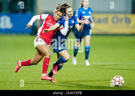 Sinsheim, Germania. 15th Dic 2021. Calcio, Donne: Champions League, TSG 1899 Hoffenheim - Arsenal WFC, fase di gruppo, gruppo C, giorno di incontro 6, Dietmar Hopp Stadium. Nikita Parris (l) di Arsenal e Katharina Naschenweng di Hoffenheim lottano per la palla. Credit: Uwe Anspach/dpa/Alamy Live News Foto Stock