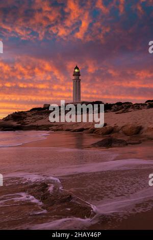 Faro Trafalgar sulla spiaggia al tramonto, Canos de Meca, Cadice, Andalusia, Spagna Foto Stock