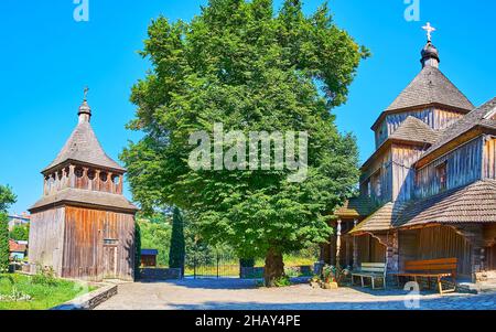 Il tiglio alto, che cresce accanto alla vecchia chiesa di legno Zdvyzhenska (Esaltazione di Santa Croce) ed è separato campanile, Kamianets-Podilskyi, Regno Unito Foto Stock