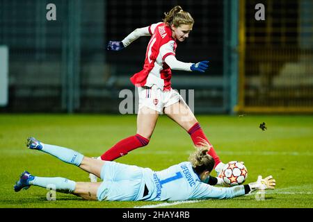 Sinsheim, Germania. 15th Dic 2021. Calcio, Donne: Champions League, TSG 1899 Hoffenheim - Arsenal WFC, fase di gruppo, gruppo C, giorno di incontro 6, Dietmar Hopp Stadium. Vivianne Miedema di Arsenal non riesce a battere il portiere di Hoffenheim Martina Tufekovic. Credit: Uwe Anspach/dpa/Alamy Live News Foto Stock