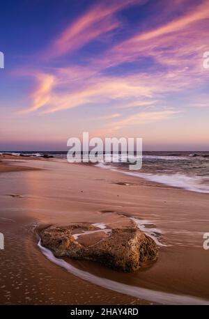 Trafalgar faro spiaggia al tramonto, Canos de Meca, Cadice, Andalusia, Spagna Foto Stock