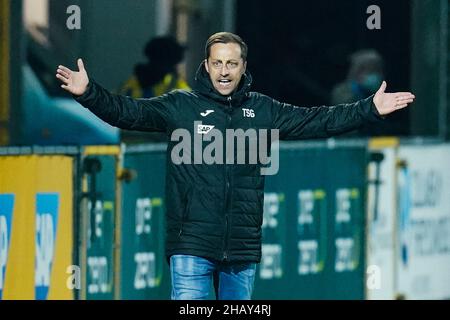 Sinsheim, Germania. 15th Dic 2021. Calcio, Donne: Champions League, TSG 1899 Hoffenheim - Arsenal WFC, fase di gruppo, gruppo C, giorno di incontro 6, Dietmar Hopp Stadium. Hoffenheim allenatore Gabor Gallai gesti. Credit: Uwe Anspach/dpa/Alamy Live News Foto Stock