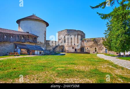 Il castello medievale di Kamianets-Podilskyi contiene torri restaurate e in rovina e bastioni di mattoni e pietra, Ucraina Foto Stock