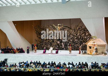 Città del Vaticano, Vaticano. 15th Dic 2021. Papa Francesco guida la sua tradizionale udienza generale del mercoledì. Tradizionale udienza Generale del Mercoledì di Papa Francesco nella Sala dell'udienza di Paolo VI nella Città del Vaticano. Credit: SOPA Images Limited/Alamy Live News Foto Stock