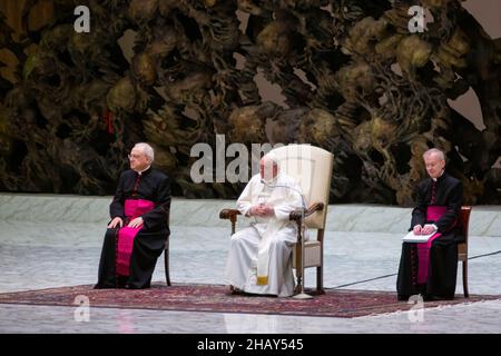 Città del Vaticano, Vaticano. 15th Dic 2021. Papa Francesco guida la sua tradizionale udienza generale del mercoledì. Tradizionale udienza Generale del Mercoledì di Papa Francesco nella Sala dell'udienza di Paolo VI nella Città del Vaticano. Credit: SOPA Images Limited/Alamy Live News Foto Stock