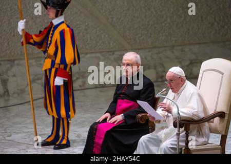 Città del Vaticano, Vaticano. 15th Dic 2021. Papa Francesco ha visto parlare durante l'udienza generale. Tradizionale udienza Generale del Mercoledì di Papa Francesco nella Sala dell'udienza di Paolo VI nella Città del Vaticano. Credit: SOPA Images Limited/Alamy Live News Foto Stock