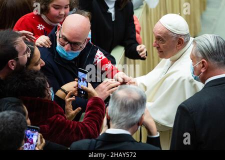 Città del Vaticano, Vaticano. 15th Dic 2021. Papa Francesco saluta e benedice i fedeli durante l'udienza generale. Tradizionale udienza Generale del Mercoledì di Papa Francesco nella Sala dell'udienza di Paolo VI nella Città del Vaticano. Credit: SOPA Images Limited/Alamy Live News Foto Stock