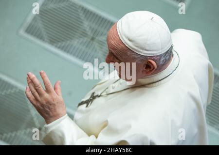 Città del Vaticano, Vaticano. 15th Dic 2021. Papa Francesco si è visto durante l'udienza generale. Tradizionale udienza Generale del Mercoledì di Papa Francesco nella Sala dell'udienza di Paolo VI nella Città del Vaticano. Credit: SOPA Images Limited/Alamy Live News Foto Stock