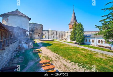 Il cortile del Castello di Kamianets-Podilskyi con torri in rovina e restaurate, bastioni, artiglieria, taverna, Ucraina Foto Stock