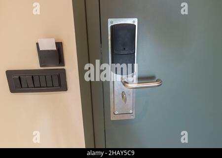 Vista ravvicinata della serratura digitale della porta e del supporto per le chiavi della scheda digitale con pannello interruttori sotto. Grecia. Foto Stock