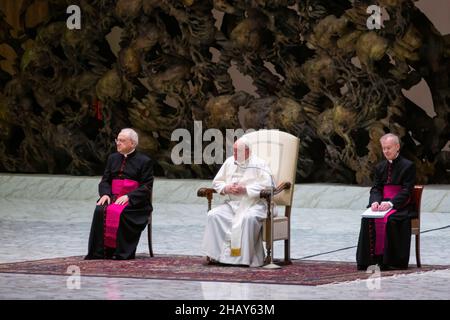 Città del Vaticano, Vaticano. 15th Dic 2021. Papa Francesco guida la sua tradizionale udienza generale del mercoledì. Tradizionale udienza Generale del Mercoledì di Papa Francesco nella Sala dell'udienza di Paolo VI nella Città del Vaticano. (Foto di Stefano Costantino/SOPA Images/Sipa USA) Credit: Sipa USA/Alamy Live News Foto Stock