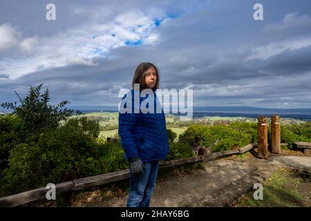 Potenti ritratti di Donna di mezza età in colline che si affacciano sulla baia di San Francisco Foto Stock