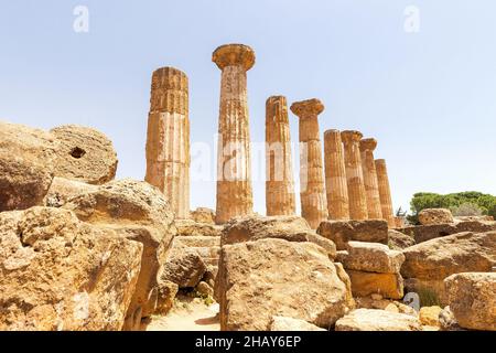 Bellissimi paesaggi del Tempio di Ercole (Tempio di Ercole) in Valle dei Templi, Agrigento, Sicilia, Italia. Foto Stock
