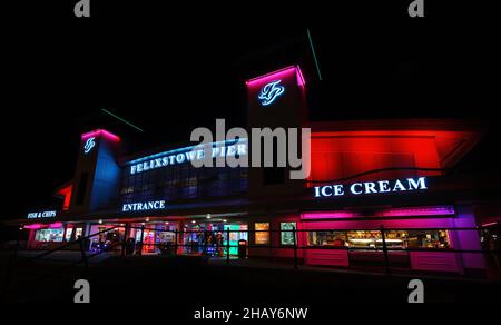 Felixstowe, Suffolk, Regno Unito: L'ingresso al molo di Felixstowe di notte illuminato da luci rosse. Foto Stock