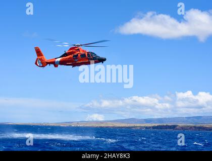 La Guardia Costiera e i soccorritori della Contea di Maui sono alla ricerca di un uomo scomparso di 62 anni che è stato visto l'ultima volta fare snorkeling al largo di Chang's Beach, martedì. È descritto come essere 6-piede 2-pollici e pesa tra 195 a 215 libbre. Chiunque abbia informazioni è invitato a contattare il centro di comando Sector Honolulu al numero 808-842-2600. (STATI UNITI Coast Guard foto di Petty ufficiale 3rd Classe David Graham) Foto Stock