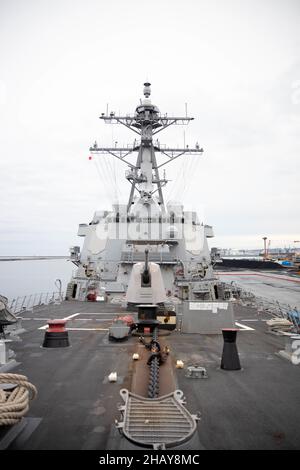 USS Ralph Johnson (DDG 114) si prepara a condurre operazioni con 3D Marine Division durante Resolute Dragon 21, dicembre 13, a Hachinohe, Giappone. RD21 è il più grande esercizio di formazione bilaterale sul campo tra il corpo Marino degli Stati Uniti e JGSDF dal 2013 ed è il più grande mai in Giappone. RD21 è progettato per rafforzare le capacità difensive della U.S.-Japan Alliance esercitando comandi e controlli integrati, targeting, armi combinate e manovre in più domini. (STATI UNITI Foto del corpo marino di CPL. Jackson Dukes) Foto Stock
