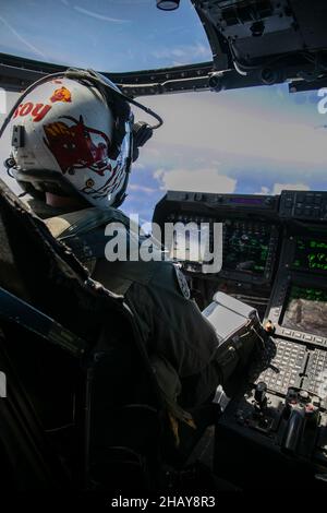 Un pilota marino degli Stati Uniti di un elicottero MV-22B Osprey con Marine Medium Tiltrotor Squadron (VMM) 268 conduce le operazioni di volo alla base del corpo Marino Hawaii, Kaneohe Bay, Hawaii, 10 dicembre 2021. VMM-268 ha condotto questa formazione per mantenere la prontezza, combattere le competenze e migliorare l'interoperabilità essenziale per operazioni militari congiunte e combinate in ambienti austeri e di spedizione all'interno dell'IndoPacifico. (STATI UNITI Marine Corps foto di Capt. Jordan Fox) Foto Stock