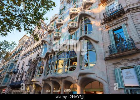 Basso angolo di edificio con ornamenti non convenzionali situato tra case antiche in giornata di sole a Barcellona, Spagna Foto Stock