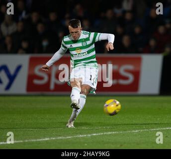 15th dicembre 2021; Victoria Park, Dingwall, Scozia, Scottish Premier League Football, Ross County versus Celtic; David Turnbull of Celtic ha raggiunto un calcio libero verso la meta Foto Stock