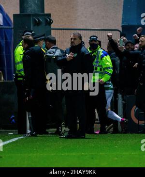 15th dicembre 2021; Victoria Park, Dingwall, Scozia, Scottish Premier League Football, Ross County contro Celtic; Angelos Postecoglou, il manager celtico, festeggia ai tifosi mentre lascia il campo Foto Stock