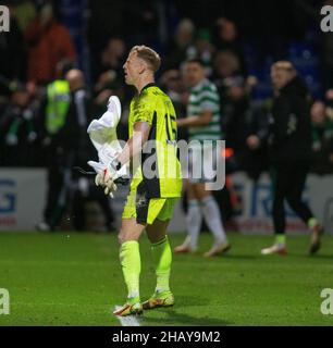 15th dicembre 2021; Victoria Park, Dingwall, Scozia, Scottish Premier League Football, Ross County versus Celtic; Joe Hart of Celtic ruggisce in festa ai sostenitori celtici Foto Stock