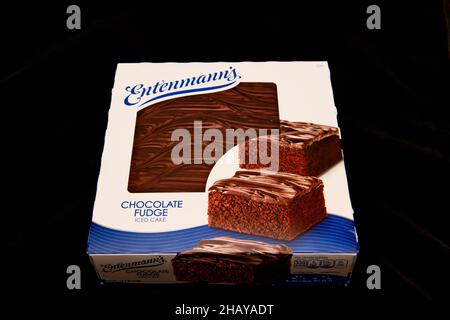 Una scatola di torta al cioccolato fondente Iced di Entenmann isolata su nero. Foto Stock