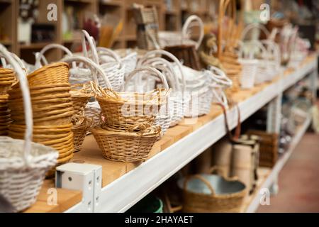 Cestini di vimini sugli scaffali in deposito Foto Stock