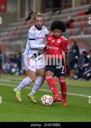 Klara Bühl (17 FC Bayern München) e Valeria, Silva (7 Benfica Lissabon) durante la UEFA Womens Champions League 2021/2022, tappa di gruppo tra il Bayern Monaco e Benfica Lisbona al Campus FC Bayern di Monaco, Germania. Michaela Merk Foto Stock