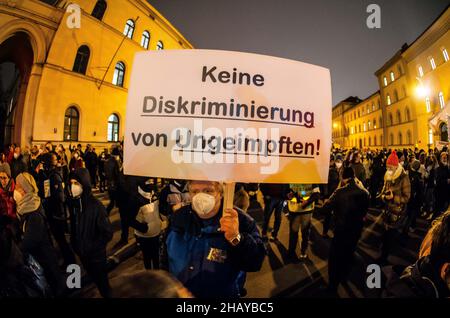 Monaco, Baviera, Germania. 15th Dic 2021. Fino a 3.500 ribelli Corona, anti-vaxers, teorici della cospirazione, Reichsbuerger, neonazis, E i negazionisti di Corona si sono riuniti sulla Ludwigstrasse di Monaco per una dimostrazione contro una legge di vaccinazione obbligatoria inesistente, i vaccini in generale, le maschere e le leggi di controllo pandemiche in vigore. La mascheratura era estremamente variabile, mentre un gran numero di mascherate le indossavano in modo improprio. Il distanziamento era quasi inesistente e sembrava che ci fossero pochi o nessun controllo in atto. I passanti hanno segnalato sarcasicamente come le persone dentro 'devono tutti avere docto Foto Stock