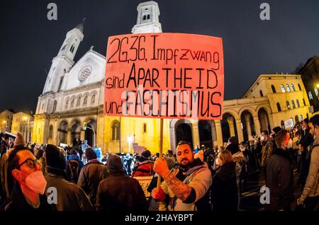 Monaco, Baviera, Germania. 15th Dic 2021. Fino a 3.500 ribelli Corona, anti-vaxers, teorici della cospirazione, Reichsbuerger, neonazis, E i negazionisti di Corona si sono riuniti sulla Ludwigstrasse di Monaco per una dimostrazione contro una legge di vaccinazione obbligatoria inesistente, i vaccini in generale, le maschere e le leggi di controllo pandemiche in vigore. La mascheratura era estremamente variabile, mentre un gran numero di mascherate le indossavano in modo improprio. Il distanziamento era quasi inesistente e sembrava che ci fossero pochi o nessun controllo in atto. I passanti hanno segnalato sarcasicamente come le persone dentro 'devono tutti avere docto Foto Stock