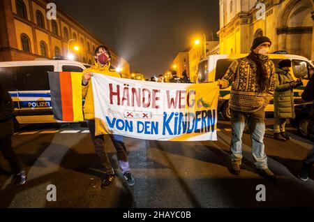 Monaco, Baviera, Germania. 15th Dic 2021. Fino a 3.500 ribelli Corona, anti-vaxers, teorici della cospirazione, Reichsbuerger, neonazis, E i negazionisti di Corona si sono riuniti sulla Ludwigstrasse di Monaco per una dimostrazione contro una legge di vaccinazione obbligatoria inesistente, i vaccini in generale, le maschere e le leggi di controllo pandemiche in vigore. La mascheratura era estremamente variabile, mentre un gran numero di mascherate le indossavano in modo improprio. Il distanziamento era quasi inesistente e sembrava che ci fossero pochi o nessun controllo in atto. I passanti hanno segnalato sarcasicamente come le persone dentro 'devono tutti avere docto Foto Stock