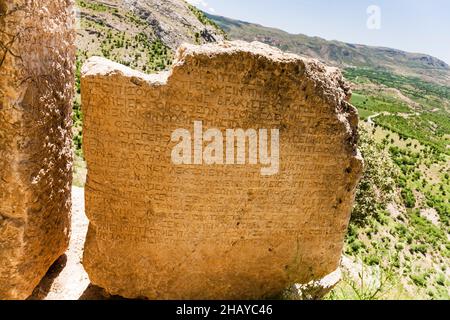 Arsameia (Nymphaios), stele non identificato con iscrizione, antica città del regno del Commagene, Kahta, provincia di Adıyaman, Turchia, Asia Foto Stock