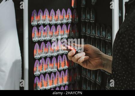 Adulto che tiene in mano il souvenir dal mercato dei souvenir di Burj Khalifa Foto Stock