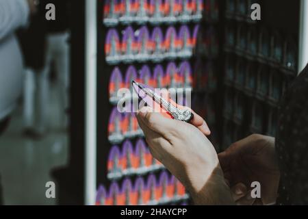 Adulto che tiene in mano il souvenir dal mercato dei souvenir di Burj Khalifa Foto Stock