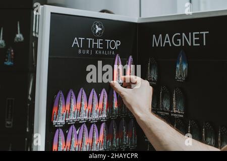 Adulto che tiene in mano il souvenir dal mercato dei souvenir di Burj Khalifa Foto Stock