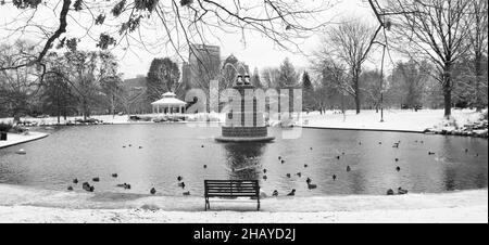 Scenografica foto in bianco e nero di un laghetto nel Goodale Park di Columbus, Ohio Foto Stock