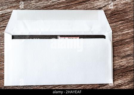 busta vuota pronta per essere sigillata e inviata per posta. Bordo della carta di colore scuro visibile. Foto Stock