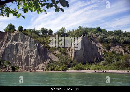 Vista estiva sulla costa del lago Ontario a Scarborough Bluffs Park, la destinazione all'aperto della città popolare tra i cittadini di Toronto Foto Stock