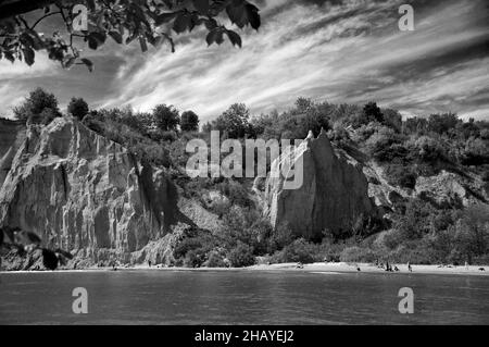 Vista estiva sulla costa del lago Ontario a Scarborough Bluffs Park, la destinazione all'aperto della città popolare tra i cittadini di Toronto. Foto Stock